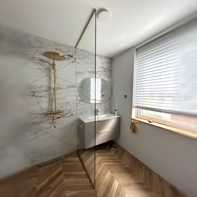 Glazen douchewand tot plafond | Goud