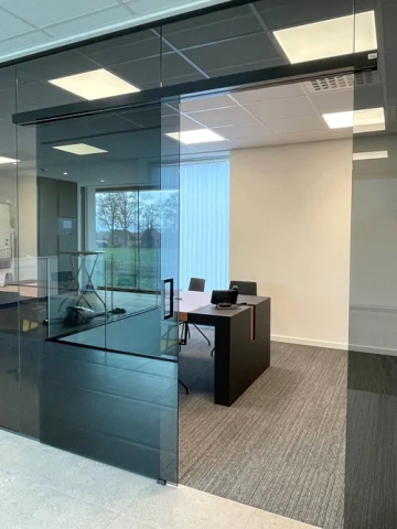 Glazen wand op kantoor