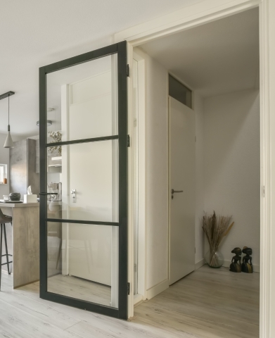 Meer ruimte met kamerhoge binnendeuren met glas