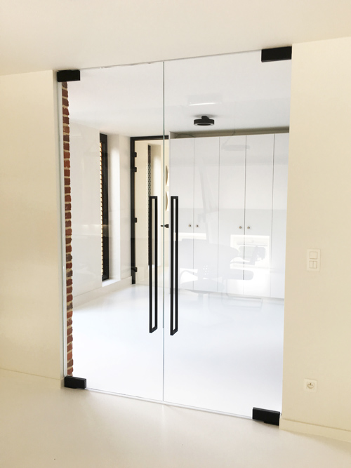 Dubbele taatsdeur in helder glas met mat zwarte greep en zelfsluitende onderschoen