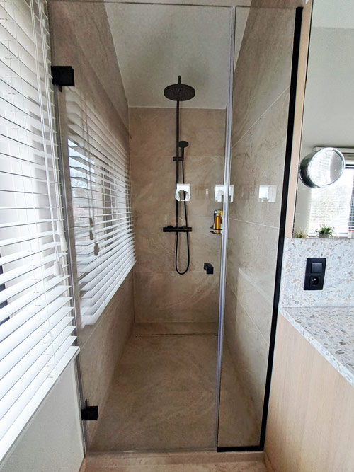 Glazen douchedeur met zijpaneel en vierkante deurknop in mat zwart