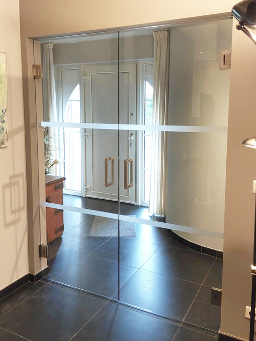 Dubbele pendeldeur met helder glas en zandstraal lijnen in RVS deurbeslag