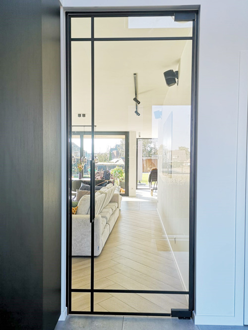 Steel look taatsdeur met 6 ongelijke vakken en moderne deurgreep op de lijst